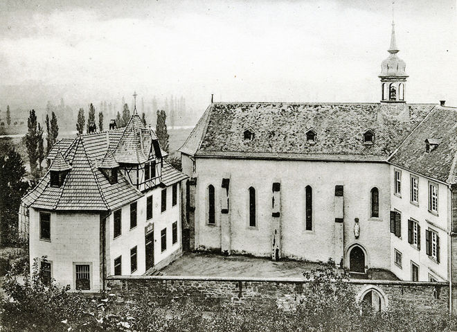 „Kirche und Schule der Ursulinerinnen in Fritzlar, um 1900?“, in: Historische Bilddokumente <https://www.lagis-hessen.de/de/subjects/idrec/sn/bd/id/121-003> (Stand: 30.3.2011)